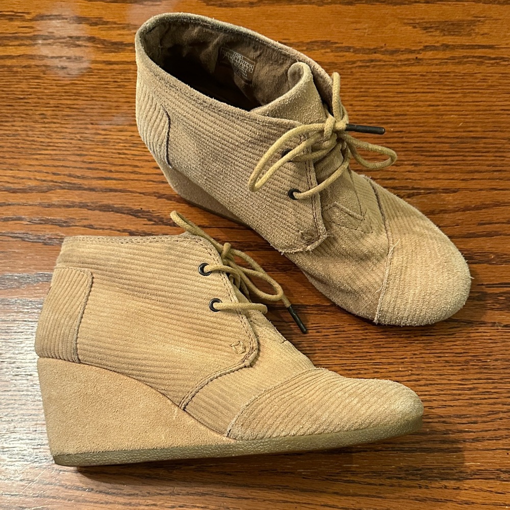 Women’s Toms Beige Corduroy Wedge Boots size 7